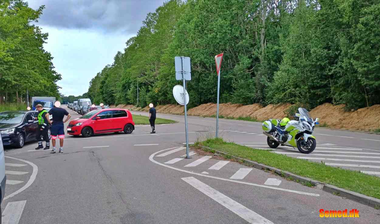Trafikuheld i Taastrup: Bil kørte ud over hajtænder uden at holde – påkørte anden bil